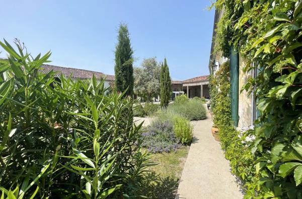 LONGEREDE 580 m²  AVEC 2 HABITATIONS SUR UNE PARCELLE DE 2295 m²