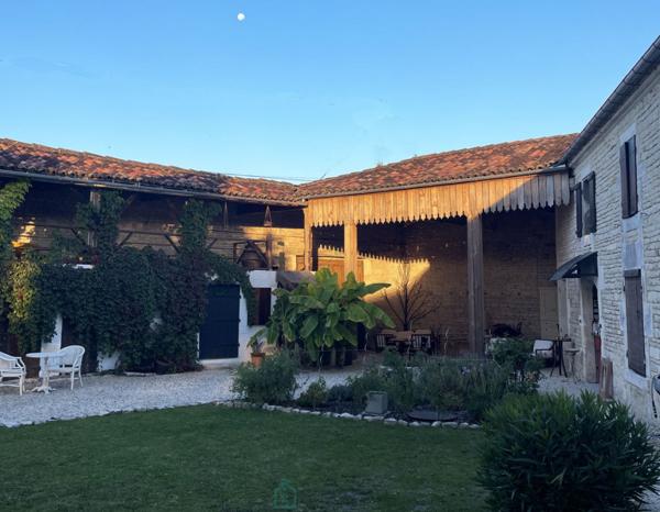 LONGEREDE 580 m²  AVEC 2 HABITATIONS SUR UNE PARCELLE DE 2295 m²