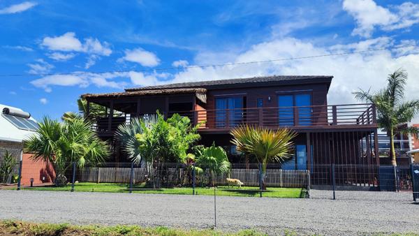 Authentique villa de style balinais avec trois logements indépendants d'environ 150 m² à Saint-Pierre