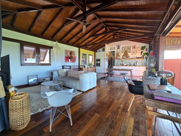 Authentique villa de style balinais avec trois logements indépendants d'environ 150 m² à Saint-Pierre