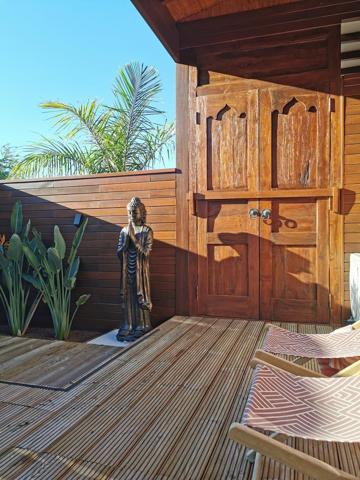 Authentique villa de style balinais avec trois logements indépendants d'environ 150 m² à Saint-Pierre