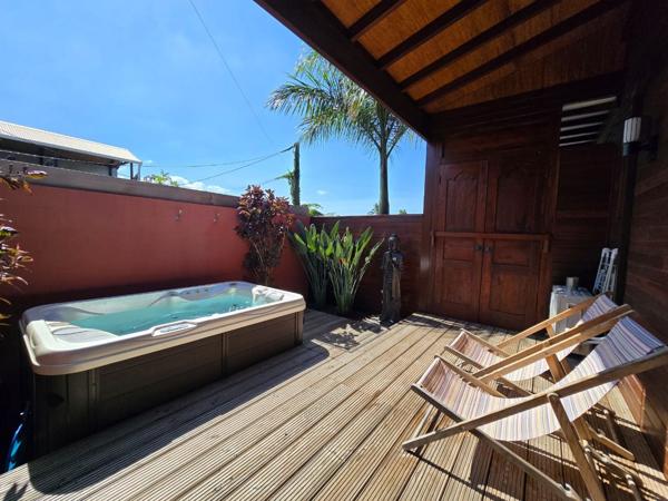 Authentique villa de style balinais avec trois logements indépendants d'environ 150 m² à Saint-Pierre