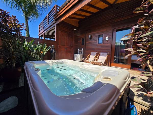 Authentique villa de style balinais avec trois logements indépendants d'environ 150 m² à Saint-Pierre