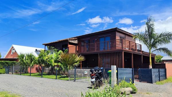 Authentique villa de style balinais avec trois logements indépendants d'environ 150 m² à Saint-Pierre