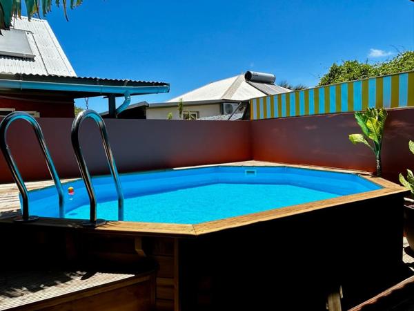 Authentique villa de style balinais avec trois logements indépendants d'environ 150 m² à Saint-Pierre