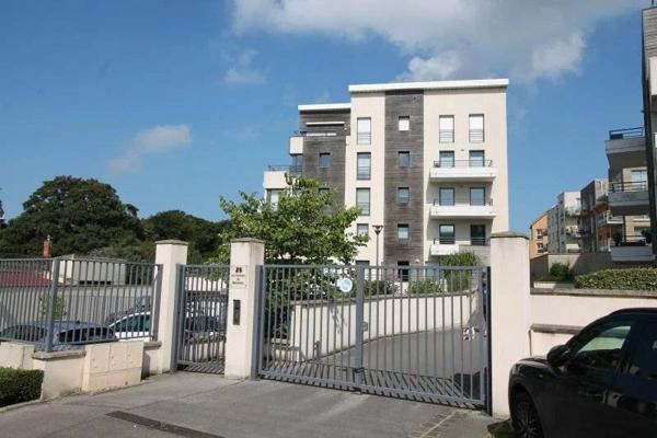 Proche Dernier Sou en résidence de bon standing appartement 3 chambres, grande terrasse, garage 2 voitures