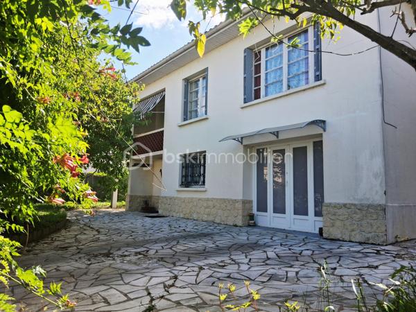 Située sur la rive droite de Villeneuve-sur-Lot, dans un environnement agréable et recherché, cette maison de 120 m² habitables implantée sur un terrain de 510 m² offre de nombreuses possibilités d'aménagement, que ce soit pour une résidence principale, un projet locatif ou une activité indépendante.
Dès l'entrée, vous serez séduit par ses beaux volumes et son potentiel. La maison dispose de 3 chambres, dont une suite parentale avec cheminée et balcon privatif, idéale pour profiter d'un espace intime et chaleureux.
Elle comprend également :
•	Deux cuisines, permettant une organisation flexible des espaces. 
•	Une salle de bains et une salle d'eau. 
•	Deux WC. 
•	Une dépendance d'environ 40 m², parfaite pour un atelier, un logement indépendant, un espace de télétravail ou un projet locatif. 
•	Un garage de 12 m². 
Grâce à sa configuration, cette maison offre la possibilité d'être divisée en deux appartements, un véritable atout pour un investissement ou un projet familial intergénérationnel.
À l'extérieur, vous profiterez d'un terrain clos de 510 m², agrémenté d'une vaste cour et d'espaces arborés, offrant un cadre de vie agréable à quelques minutes des commodités.
Les atouts :
•	120 m² habitables 
•	Terrain de 510 m² 
•	3 chambres dont une suite parentale avec cheminée et balcon 
•	2 cuisines 
•	Salle de bains + salle d'eau 
•	2 WC 
•	Dépendance de 40 m² 
•	Garage de 12 m² 
•	Possibilité de créer deux logements 
•	Fort potentiel d'aménagement 
•	Secteur recherché de la rive droite de Villeneuve-sur-Lot 
Une maison pleine de potentiel qui saura séduire aussi bien les familles que les investisseurs. Une visite s'impose !