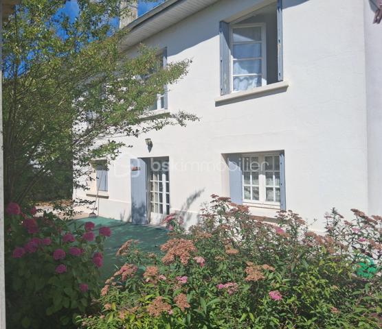 Située sur la rive droite de Villeneuve-sur-Lot, dans un environnement agréable et recherché, cette maison de 120 m² habitables implantée sur un terrain de 510 m² offre de nombreuses possibilités d'aménagement, que ce soit pour une résidence principale, un projet locatif ou une activité indépendante.
Dès l'entrée, vous serez séduit par ses beaux volumes et son potentiel. La maison dispose de 3 chambres, dont une suite parentale avec cheminée et balcon privatif, idéale pour profiter d'un espace intime et chaleureux.
Elle comprend également :
•	Deux cuisines, permettant une organisation flexible des espaces. 
•	Une salle de bains et une salle d'eau. 
•	Deux WC. 
•	Une dépendance d'environ 40 m², parfaite pour un atelier, un logement indépendant, un espace de télétravail ou un projet locatif. 
•	Un garage de 12 m². 
Grâce à sa configuration, cette maison offre la possibilité d'être divisée en deux appartements, un véritable atout pour un investissement ou un projet familial intergénérationnel.
À l'extérieur, vous profiterez d'un terrain clos de 510 m², agrémenté d'une vaste cour et d'espaces arborés, offrant un cadre de vie agréable à quelques minutes des commodités.
Les atouts :
•	120 m² habitables 
•	Terrain de 510 m² 
•	3 chambres dont une suite parentale avec cheminée et balcon 
•	2 cuisines 
•	Salle de bains + salle d'eau 
•	2 WC 
•	Dépendance de 40 m² 
•	Garage de 12 m² 
•	Possibilité de créer deux logements 
•	Fort potentiel d'aménagement 
•	Secteur recherché de la rive droite de Villeneuve-sur-Lot 
Une maison pleine de potentiel qui saura séduire aussi bien les familles que les investisseurs. Une visite s'impose !