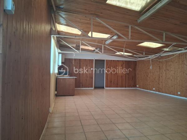 Située sur la rive droite de Villeneuve-sur-Lot, dans un environnement agréable et recherché, cette maison de 120 m² habitables implantée sur un terrain de 510 m² offre de nombreuses possibilités d'aménagement, que ce soit pour une résidence principale, un projet locatif ou une activité indépendante.
Dès l'entrée, vous serez séduit par ses beaux volumes et son potentiel. La maison dispose de 3 chambres, dont une suite parentale avec cheminée et balcon privatif, idéale pour profiter d'un espace intime et chaleureux.
Elle comprend également :
•	Deux cuisines, permettant une organisation flexible des espaces. 
•	Une salle de bains et une salle d'eau. 
•	Deux WC. 
•	Une dépendance d'environ 40 m², parfaite pour un atelier, un logement indépendant, un espace de télétravail ou un projet locatif. 
•	Un garage de 12 m². 
Grâce à sa configuration, cette maison offre la possibilité d'être divisée en deux appartements, un véritable atout pour un investissement ou un projet familial intergénérationnel.
À l'extérieur, vous profiterez d'un terrain clos de 510 m², agrémenté d'une vaste cour et d'espaces arborés, offrant un cadre de vie agréable à quelques minutes des commodités.
Les atouts :
•	120 m² habitables 
•	Terrain de 510 m² 
•	3 chambres dont une suite parentale avec cheminée et balcon 
•	2 cuisines 
•	Salle de bains + salle d'eau 
•	2 WC 
•	Dépendance de 40 m² 
•	Garage de 12 m² 
•	Possibilité de créer deux logements 
•	Fort potentiel d'aménagement 
•	Secteur recherché de la rive droite de Villeneuve-sur-Lot 
Une maison pleine de potentiel qui saura séduire aussi bien les familles que les investisseurs. Une visite s'impose !