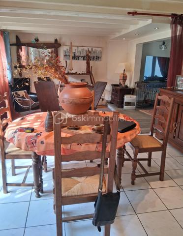 Située sur la rive droite de Villeneuve-sur-Lot, dans un environnement agréable et recherché, cette maison de 120 m² habitables implantée sur un terrain de 510 m² offre de nombreuses possibilités d'aménagement, que ce soit pour une résidence principale, un projet locatif ou une activité indépendante.
Dès l'entrée, vous serez séduit par ses beaux volumes et son potentiel. La maison dispose de 3 chambres, dont une suite parentale avec cheminée et balcon privatif, idéale pour profiter d'un espace intime et chaleureux.
Elle comprend également :
•	Deux cuisines, permettant une organisation flexible des espaces. 
•	Une salle de bains et une salle d'eau. 
•	Deux WC. 
•	Une dépendance d'environ 40 m², parfaite pour un atelier, un logement indépendant, un espace de télétravail ou un projet locatif. 
•	Un garage de 12 m². 
Grâce à sa configuration, cette maison offre la possibilité d'être divisée en deux appartements, un véritable atout pour un investissement ou un projet familial intergénérationnel.
À l'extérieur, vous profiterez d'un terrain clos de 510 m², agrémenté d'une vaste cour et d'espaces arborés, offrant un cadre de vie agréable à quelques minutes des commodités.
Les atouts :
•	120 m² habitables 
•	Terrain de 510 m² 
•	3 chambres dont une suite parentale avec cheminée et balcon 
•	2 cuisines 
•	Salle de bains + salle d'eau 
•	2 WC 
•	Dépendance de 40 m² 
•	Garage de 12 m² 
•	Possibilité de créer deux logements 
•	Fort potentiel d'aménagement 
•	Secteur recherché de la rive droite de Villeneuve-sur-Lot 
Une maison pleine de potentiel qui saura séduire aussi bien les familles que les investisseurs. Une visite s'impose !