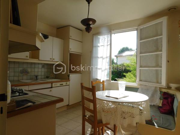 Située sur la rive droite de Villeneuve-sur-Lot, dans un environnement agréable et recherché, cette maison de 120 m² habitables implantée sur un terrain de 510 m² offre de nombreuses possibilités d'aménagement, que ce soit pour une résidence principale, un projet locatif ou une activité indépendante.
Dès l'entrée, vous serez séduit par ses beaux volumes et son potentiel. La maison dispose de 3 chambres, dont une suite parentale avec cheminée et balcon privatif, idéale pour profiter d'un espace intime et chaleureux.
Elle comprend également :
•	Deux cuisines, permettant une organisation flexible des espaces. 
•	Une salle de bains et une salle d'eau. 
•	Deux WC. 
•	Une dépendance d'environ 40 m², parfaite pour un atelier, un logement indépendant, un espace de télétravail ou un projet locatif. 
•	Un garage de 12 m². 
Grâce à sa configuration, cette maison offre la possibilité d'être divisée en deux appartements, un véritable atout pour un investissement ou un projet familial intergénérationnel.
À l'extérieur, vous profiterez d'un terrain clos de 510 m², agrémenté d'une vaste cour et d'espaces arborés, offrant un cadre de vie agréable à quelques minutes des commodités.
Les atouts :
•	120 m² habitables 
•	Terrain de 510 m² 
•	3 chambres dont une suite parentale avec cheminée et balcon 
•	2 cuisines 
•	Salle de bains + salle d'eau 
•	2 WC 
•	Dépendance de 40 m² 
•	Garage de 12 m² 
•	Possibilité de créer deux logements 
•	Fort potentiel d'aménagement 
•	Secteur recherché de la rive droite de Villeneuve-sur-Lot 
Une maison pleine de potentiel qui saura séduire aussi bien les familles que les investisseurs. Une visite s'impose !