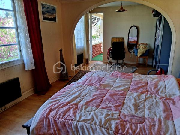 Située sur la rive droite de Villeneuve-sur-Lot, dans un environnement agréable et recherché, cette maison de 120 m² habitables implantée sur un terrain de 510 m² offre de nombreuses possibilités d'aménagement, que ce soit pour une résidence principale, un projet locatif ou une activité indépendante.
Dès l'entrée, vous serez séduit par ses beaux volumes et son potentiel. La maison dispose de 3 chambres, dont une suite parentale avec cheminée et balcon privatif, idéale pour profiter d'un espace intime et chaleureux.
Elle comprend également :
•	Deux cuisines, permettant une organisation flexible des espaces. 
•	Une salle de bains et une salle d'eau. 
•	Deux WC. 
•	Une dépendance d'environ 40 m², parfaite pour un atelier, un logement indépendant, un espace de télétravail ou un projet locatif. 
•	Un garage de 12 m². 
Grâce à sa configuration, cette maison offre la possibilité d'être divisée en deux appartements, un véritable atout pour un investissement ou un projet familial intergénérationnel.
À l'extérieur, vous profiterez d'un terrain clos de 510 m², agrémenté d'une vaste cour et d'espaces arborés, offrant un cadre de vie agréable à quelques minutes des commodités.
Les atouts :
•	120 m² habitables 
•	Terrain de 510 m² 
•	3 chambres dont une suite parentale avec cheminée et balcon 
•	2 cuisines 
•	Salle de bains + salle d'eau 
•	2 WC 
•	Dépendance de 40 m² 
•	Garage de 12 m² 
•	Possibilité de créer deux logements 
•	Fort potentiel d'aménagement 
•	Secteur recherché de la rive droite de Villeneuve-sur-Lot 
Une maison pleine de potentiel qui saura séduire aussi bien les familles que les investisseurs. Une visite s'impose !