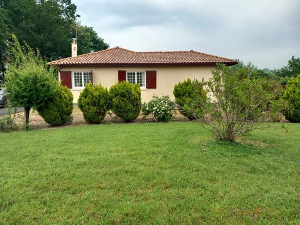 Maison avec terrasse couverte et 3 garages sur 3653m² de terrain à Urcuit.
