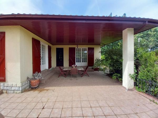 Maison avec terrasse couverte et 3 garages sur 3653m² de terrain à Urcuit.