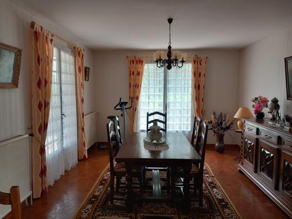 Maison avec terrasse couverte et 3 garages sur 3653m² de terrain à Urcuit.