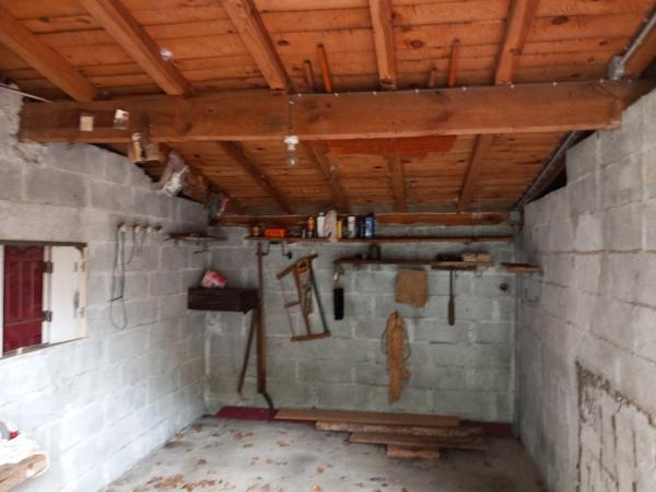 Maison avec terrasse couverte et 3 garages sur 3653m² de terrain à Urcuit.
