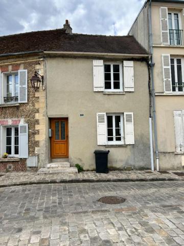 Marines centre. Maison de ville avec cour sur l'arrière