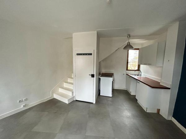 Marines centre. Maison de ville avec cour sur l'arrière