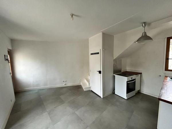 Marines centre. Maison de ville avec cour sur l'arrière