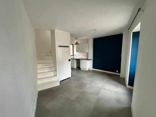 Marines centre. Maison de ville avec cour sur l'arrière