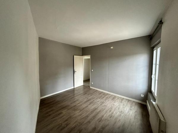 Marines centre. Maison de ville avec cour sur l'arrière