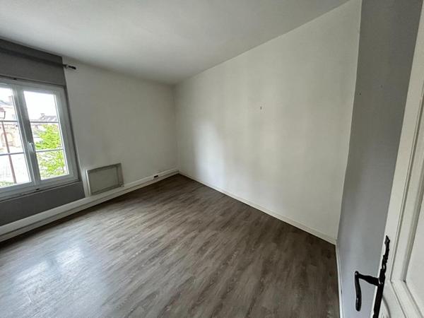 Marines centre. Maison de ville avec cour sur l'arrière