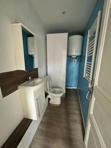 Marines centre. Maison de ville avec cour sur l'arrière