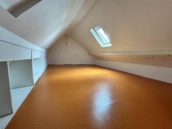 Marines centre. Maison de ville avec cour sur l'arrière