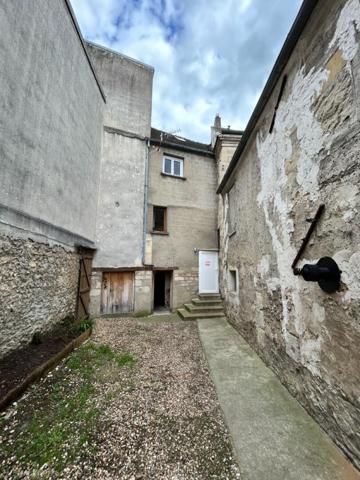 Marines centre. Maison de ville avec cour sur l'arrière
