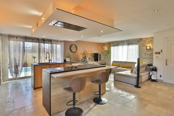 Maison avec piscine et double garage dans un environnement calme