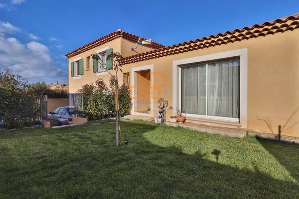 Maison avec piscine et double garage dans un environnement calme