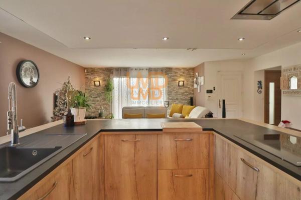 Maison avec piscine et double garage dans un environnement calme