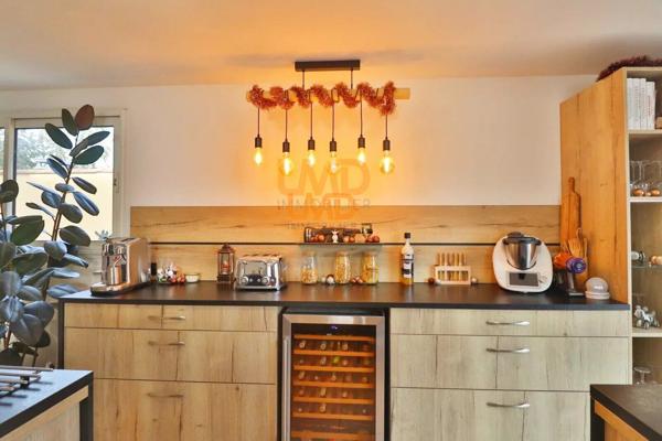 Maison avec piscine et double garage dans un environnement calme