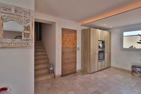 Maison avec piscine et double garage dans un environnement calme