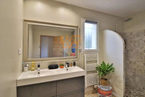 Maison avec piscine et double garage dans un environnement calme