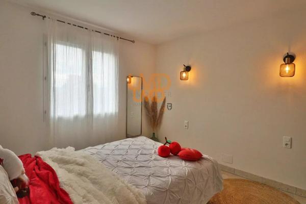 Maison avec piscine et double garage dans un environnement calme