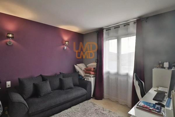 Maison avec piscine et double garage dans un environnement calme