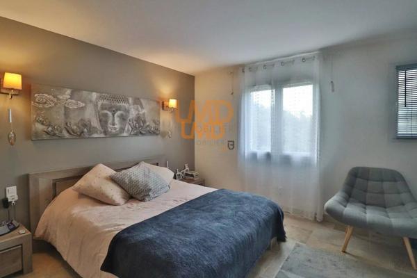 Maison avec piscine et double garage dans un environnement calme