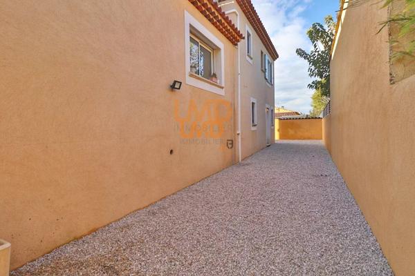 Maison avec piscine et double garage dans un environnement calme