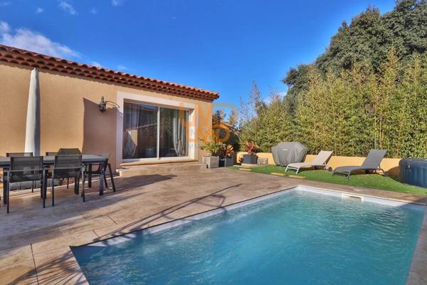 Maison avec piscine et double garage dans un environnement calme