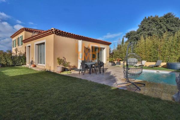 Maison avec piscine et double garage dans un environnement calme