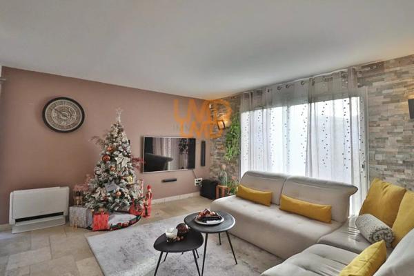 Maison avec piscine et double garage dans un environnement calme