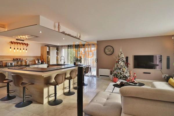 Maison avec piscine et double garage dans un environnement calme