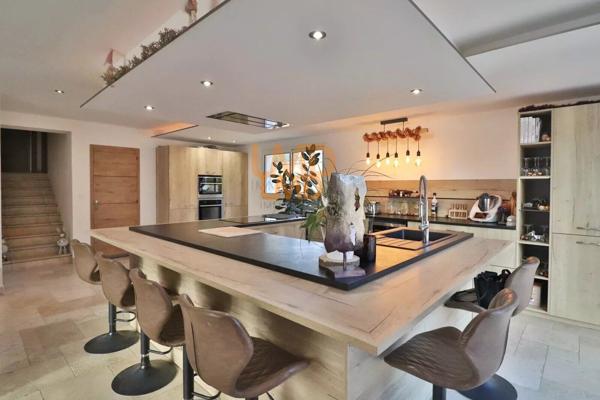 Maison avec piscine et double garage dans un environnement calme