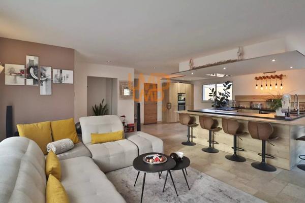 Maison avec piscine et double garage dans un environnement calme