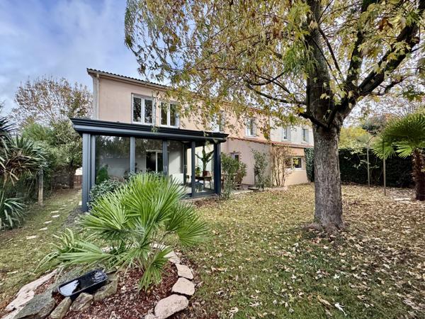 La Roche-sur-Yon (85000) Maison Familiale des années 60 - L'emplacement rêvé à La Roche sur Yon