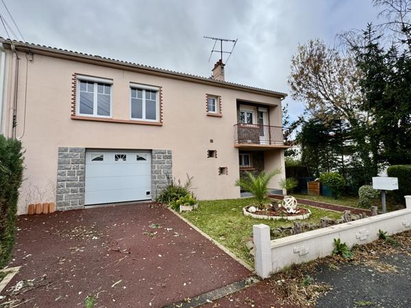 La Roche-sur-Yon (85000) Maison Familiale des années 60 - L'emplacement rêvé à La Roche sur Yon