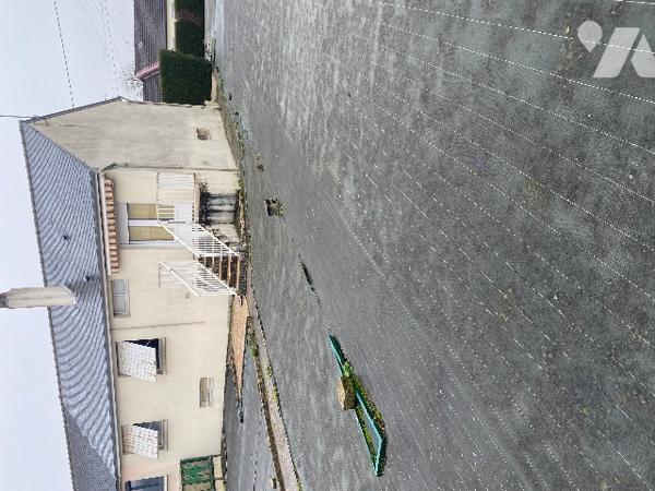 SAINT-PIERRE-LA-COUR :  EN PLEIN CENTRE BOURG maison 2 chambres sur 564 m² de terrain