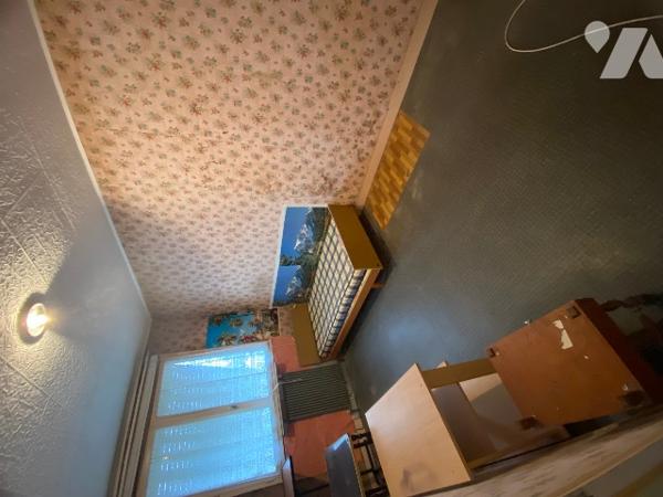 SAINT-PIERRE-LA-COUR :  EN PLEIN CENTRE BOURG maison 2 chambres sur 564 m² de terrain