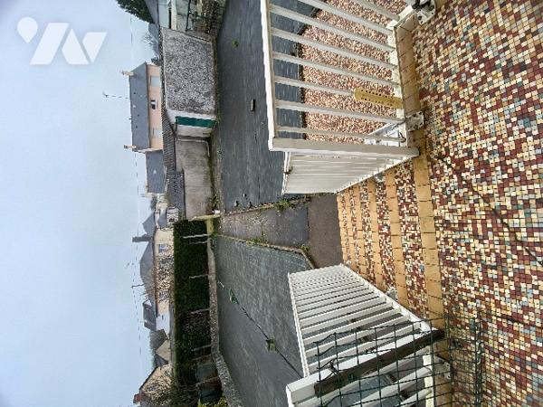 SAINT-PIERRE-LA-COUR :  EN PLEIN CENTRE BOURG maison 2 chambres sur 564 m² de terrain